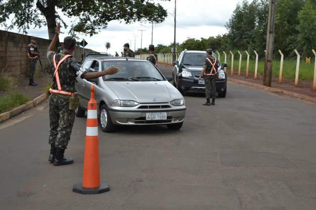  Ex&eacute;rcito faz opera&ccedil;&atilde;o de tr&acirc;nsito para treinar soldados no Santo Amaro 
