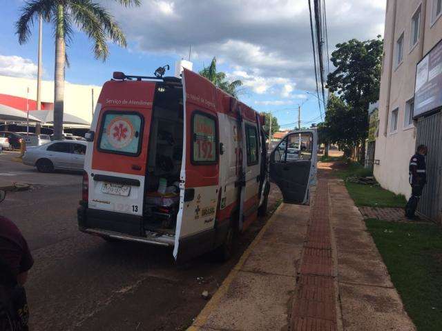 Carro derruba motociclista na Zahran e condutor foge sem prestar socorro