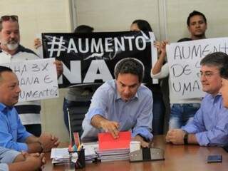 Empresários foram à prefeitura para protestar contra reajuste dos vereadores (Foto/Arquivo: Marina Pacheco)