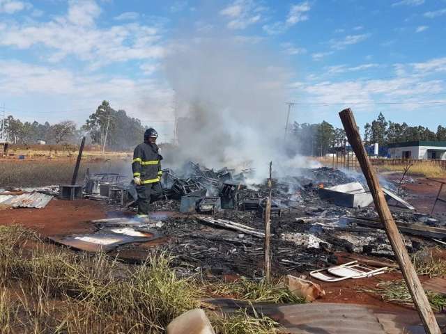 Inc&ecirc;ndio destr&oacute;i dep&oacute;sito de materiais recicl&aacute;veis no N&uacute;cleo Industrial