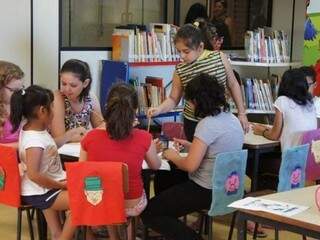 Crianças participando de oficina passada na biblioteca (Foto: Acervo Biblioteca Isaias Paim)