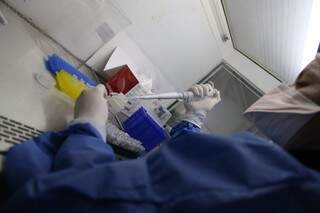 Exames feitos no Lacen confirmaram que garota de 8 anos foi contaminada pelo vírus H1N1 (Foto: Fernando Antunes)