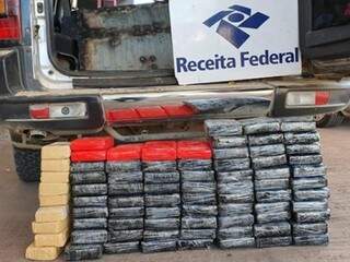 Tabletes de droga que eram transportados pelos suspeitos. (Foto: Diário Corumbaense) 