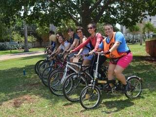 Na bicicleta, as meninas se divertem quando vão pedalar (Foto: Alana Portela)