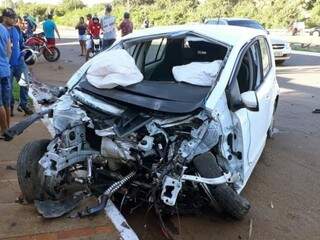 Após capotagem, carro ficou destruído (Foto: Aletheya Alves)
