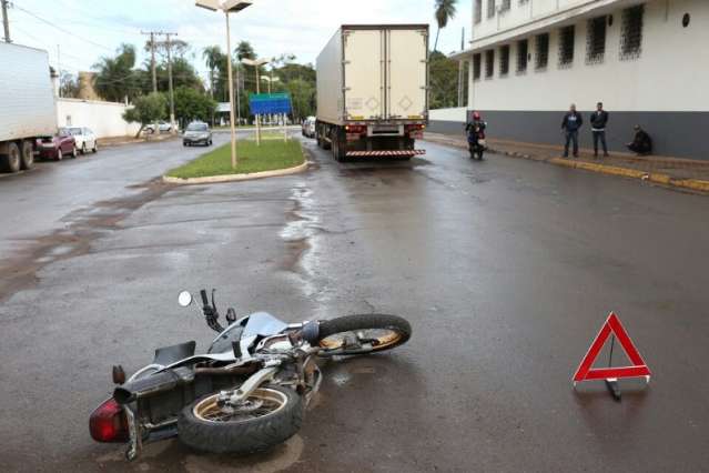 Dona de casa fica ferida ao ser fechada por carreta na Duque de Caxias