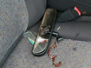 Sangue foi encontrado em retrovisor do veículo. (Foto: Marcos Ermínio)