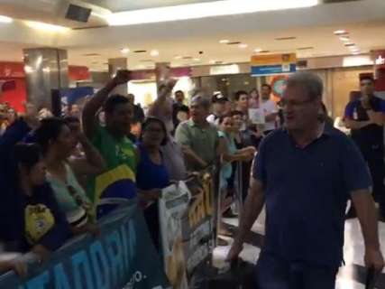 Na volta de Brasília, deputados são recebidos com protesto no aeroporto