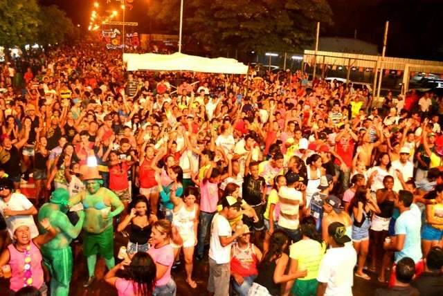 Em &eacute;poca de crise, prefeitos investem em festa para movimentar cidades