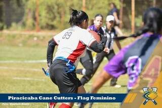 Lance do jogo entre CG Cobras (branco) e Cane Cutters, onde o time da capital venceu por 40x0(Foto: Reprodução/Facebook)