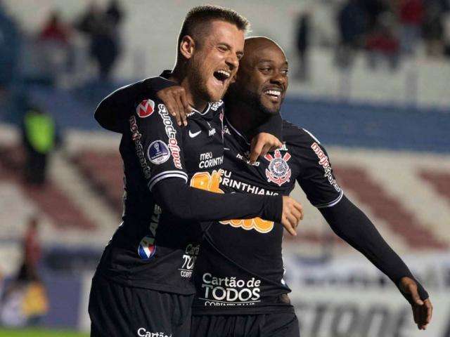 Com dois de Vagner Love, Corinthians vence o Montevideo e avan&ccedil;a na Copa 