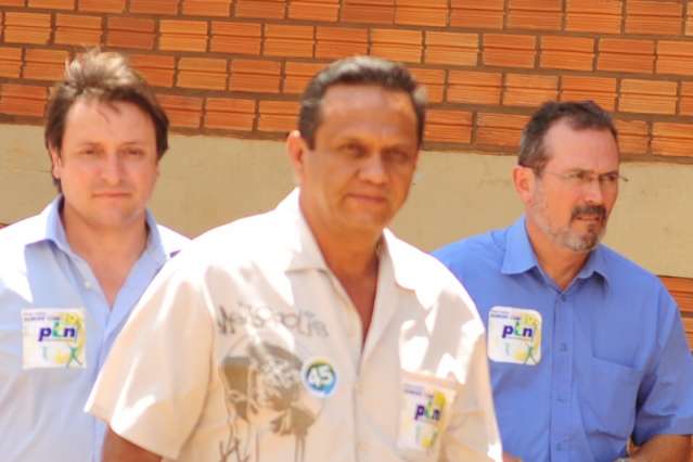 Tr&ecirc;s s&atilde;o presos com notas de R$ 100 e santinhos de candidato a vereador