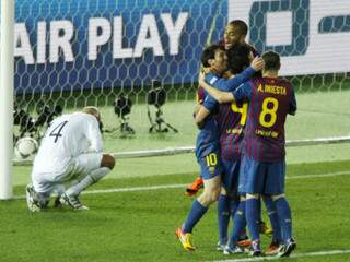 Jogadores do Barcelona comemoram um dos quatro gols contra o Santos