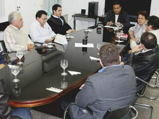 Prefeito de Corumbá anunciou nome em reunião. (Foto: Clóvis Neto)