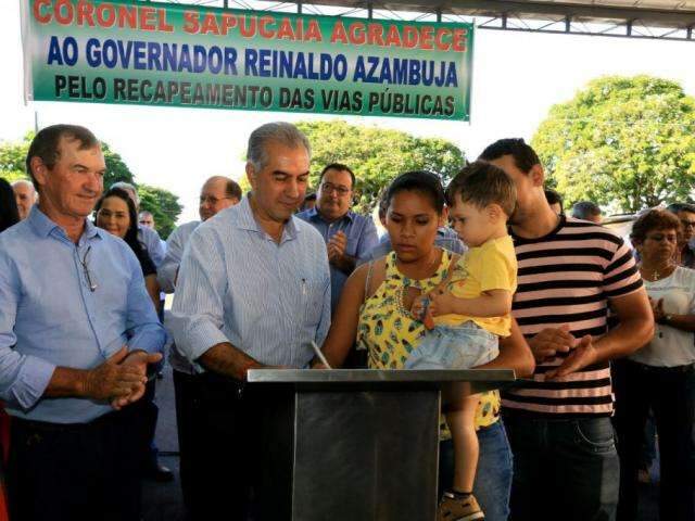 Reinaldo Azambuja entrega obras e anuncia recupera&ccedil;&atilde;o da MS-289