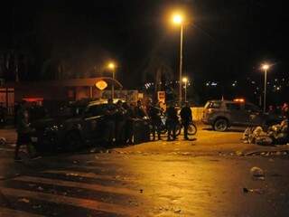 Policiais do BPChoque interviram para dispersar multidão na entrada do Esplanada (Foto: Paulo Francis)