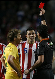 Ex-gremista Lucas Leiva cumprirá suspensão por cartão vermelho no jogo contra o Paraguai (Foto: AFP)