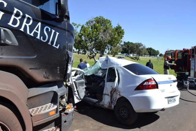  Morre terceira v&iacute;tima de acidente entre carro e caminh&atilde;o na BR-262