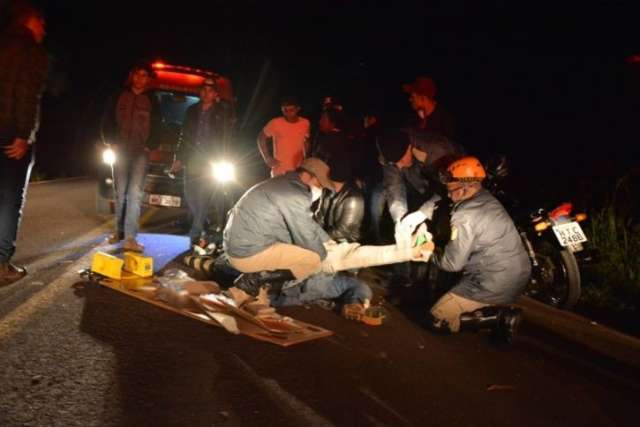 Motociclista colide na traseira de carro&ccedil;a e fica ferido na MS-147