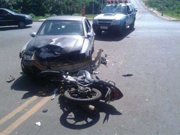 Moto vai parar embaixo de ve&iacute;culo em acidente no Lagoa Park