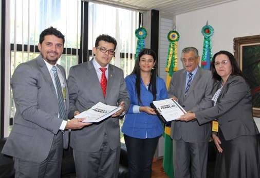 Prefeito e vereadora lan&ccedil;am &ldquo;bot&atilde;o do p&acirc;nico&rdquo; para coibir viol&ecirc;ncia dom&eacute;stica