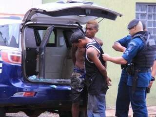 Bandidos foram presos, depois de sequência de quatro roubos pela cidade (Foto: Marina Pacheco)