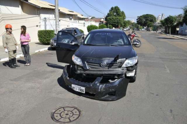 Ap&oacute;s colis&atilde;o, caminhonete capota em cruzamento sem sinaliza&ccedil;&atilde;o