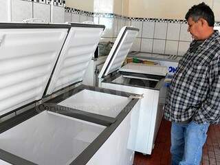 Comerciante mostra freezers vazios há um mês e sem nenhum pintado para vender. (Foto: Anderson Gallo/Diário Corumbaense)
