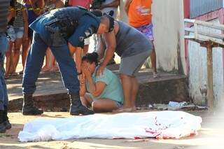 Mulher chora morte de homem morto no primeiro dia do ano, no Guanandi (Foto: Marcos Ermínio)