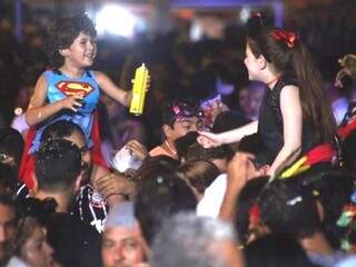 Crianças aproveitam carnaval em bloco na noite de sábado (25) (Foto: Marcos Ermínio)