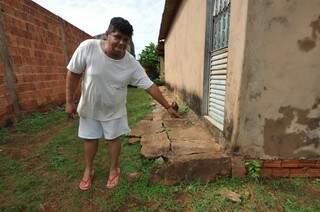 Luciano Prestes mostra o nível em que chega a água na sua casa com as chuvas. (Foto:Marcelo Calazans)