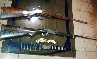 As duas armas foram apreendidas com os caçadores (Foto: Divulgação)