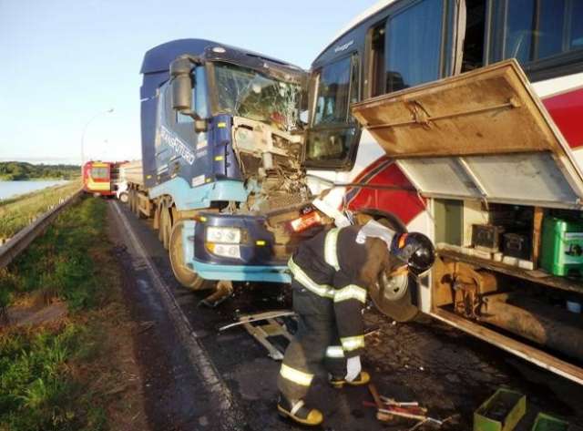 Transporte lotado de trabalhadores colide com carreta na divisa de MS com SP