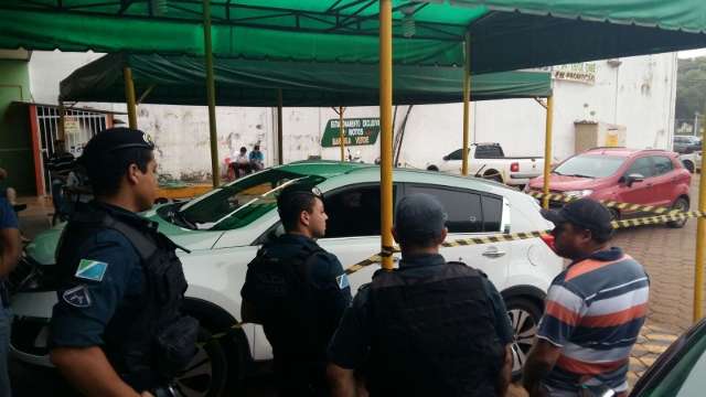 Motociclistas fazem 12 disparos e ex-mulher de vereador &eacute; ferida com 2 tiros