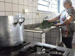 Merendeira trabalhando em cozinha de escola da Reme (Foto: PMCG/Divulgação)