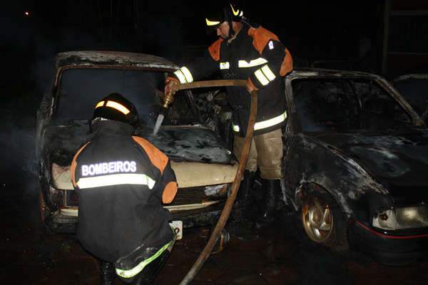  Inc&ecirc;ndio atinge 37 motos e 8 carros em p&aacute;tio do Detran 