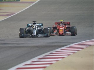 Carros da Mercedes e Ferrari durante GP deste domingo (Foto: Reprodução/F1)