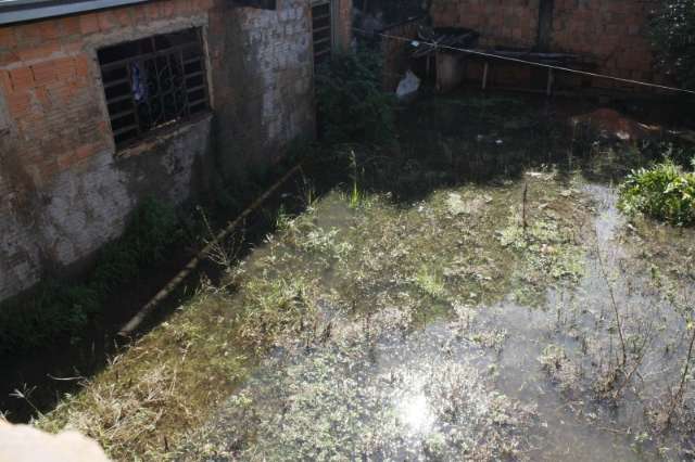 Lagoa Itatiaia transborda e alaga casas no bairro Tiradentes 