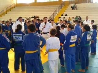 Tiago Camilo (ao centro) conversa com judocas durante treinamento (Foto: Bruna Kaspary)