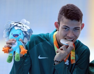 Rodrigo Parreira no pódio com a medalha de prata e o mascote Tom (Foto: Rio 2016/Paulo Whitaker)