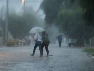 Muita chuva na região do Jardim dos Estados; água tomou conta de ruas (Foto: Henrique Kawaminami)
