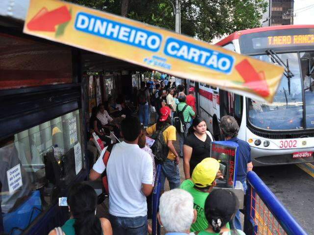  Campanha para uso do cart&atilde;o inicia e usu&aacute;rio troca dinheiro por passe eletr&ocirc;nico