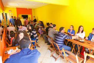 Na hora do almoço, espaço fica lotado (Foto: Fernando Antunes) 