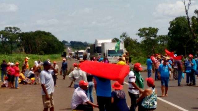 Ap&oacute;s mais de 3 horas de bloqueio, manifestantes liberam BR-163