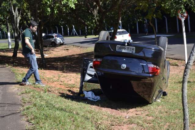 Mulher capota carro no Parque dos Poderes em Campo Grande