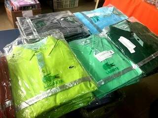 Bazar tem camisetas masculinas polo, do P ao G, por R$ 40,00.