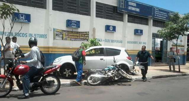 Mulher atropelou 4 motos ap&oacute;s fugir com carro da m&atilde;e e sequestrar filhos