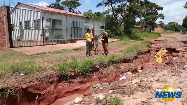 No Nova Lima, at&eacute; pedestre sofre em rua de terra com crateras