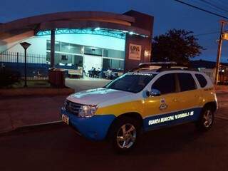 Viatura da Guarda Municipal em frente à UPA, ontem em Dourados (Foto: Divulgação)