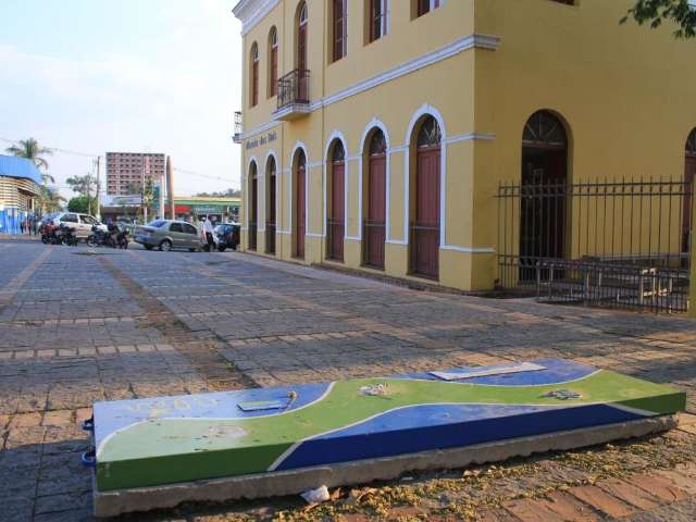 Instalada h&aacute; 15 dias, escultura de capivar&aacute; &eacute; danificada por v&acirc;ndalos